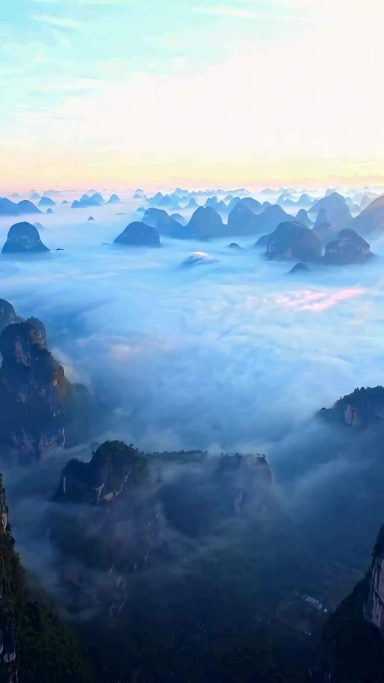 山峦云海壮美全景