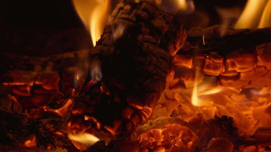 燃烧木炭火焰柴火堆篝火添加柴