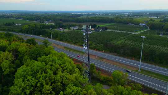 5G手机接收塔，农村公路附近信号天线