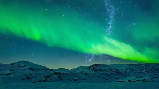 雪山夜空下的极光美景