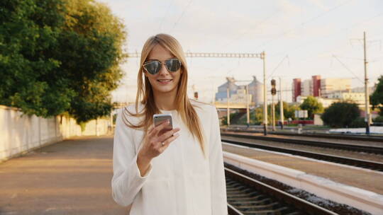 女人在铁路边上看手机