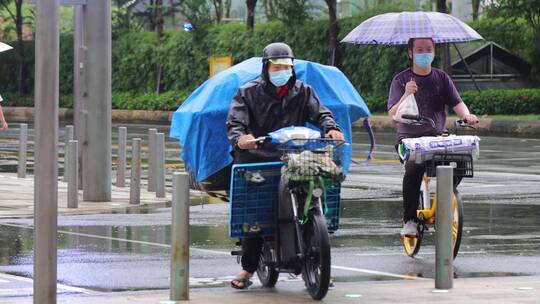 暴雨中的外卖小哥视频合集