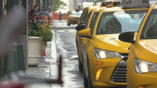 雨天在街边等客的出租车特写