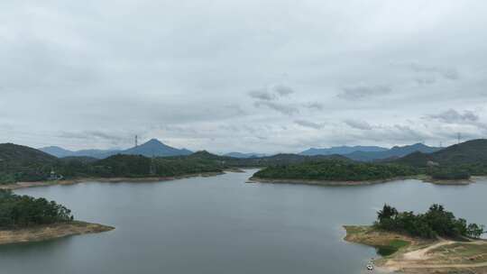 阴天农村水库乡村山村森林山峰生态环境航拍