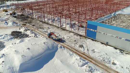 下雪地点未来仓库红色尸体附近的卡车