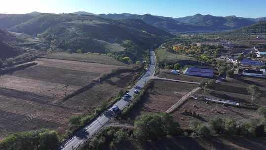 森林公路  航拍开车 航拍 山林驾驶汽车 4k