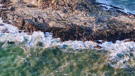 海浪拍打岩石的壮观景象