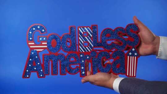 一个拿着上帝保佑美国插图的人