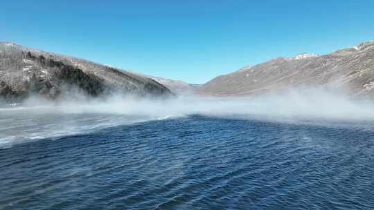 川西木格措湖面冰面云雾