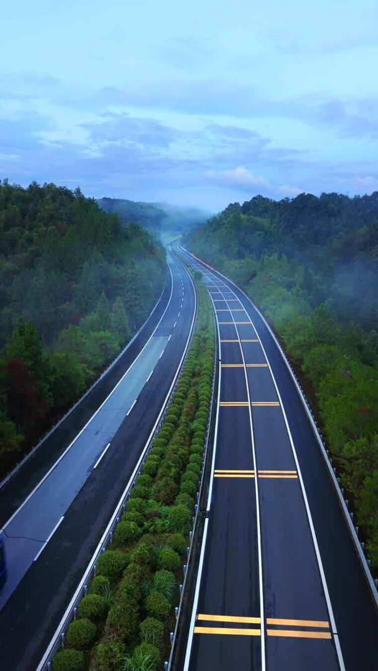 竖版云雾下的高速公路风景 广告电影空镜