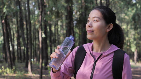 亚洲中国人女性森林树林旅游拿望远镜看风景