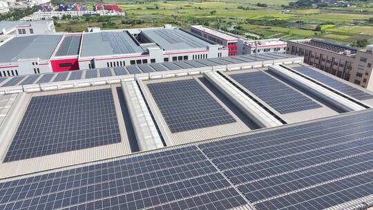 航拍工厂厂房屋顶的分布式太阳能光伏发电站