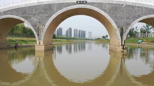 郑州市贾鲁河明德桥穿越桥洞航拍视频素材模板下载