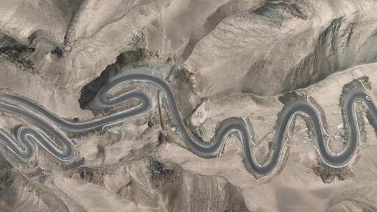 航拍新疆喀什地区帕尔米高原上的盘龙古道