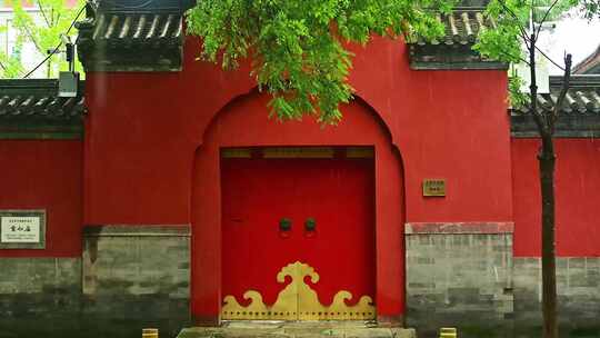 北京夏季下雨中雨水冲刷的故宫皇城角楼红墙