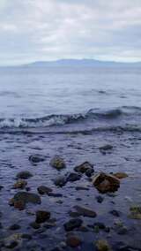 海岸上的石头和海浪高清在线视频素材下载