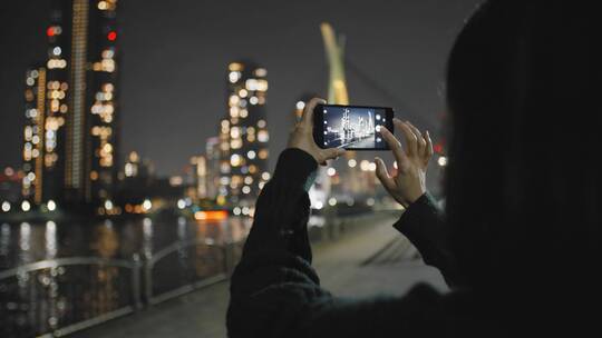 站在湖边拍摄建筑物的女人视频素材模板下载