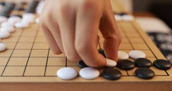 可爱的男孩在窗边下围棋