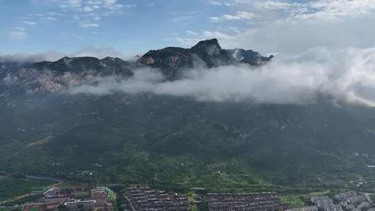 雨后泰山，云雾飘渺
