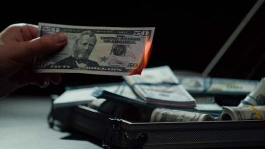 燃烧美元钞票金钱的火焰