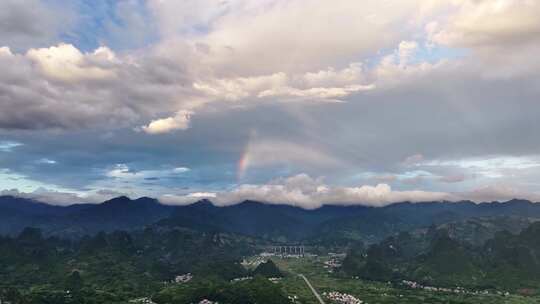 蓝天白云下桂林喀斯特地貌的山和田园风光