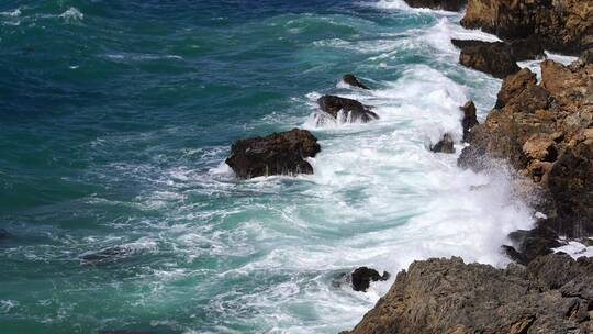 海浪冲击岩石