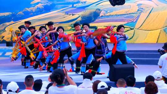 多彩贵州特色民族舞蹈板凳舞