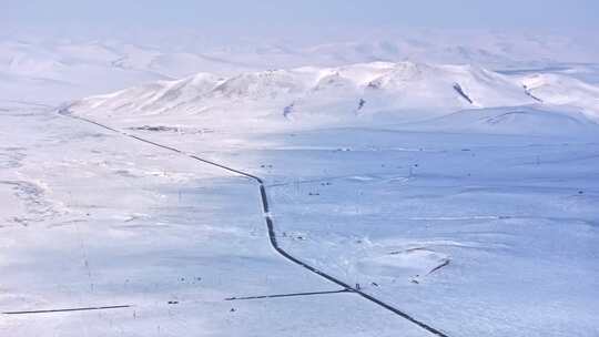 被雪覆盖的辽阔山脉与道路