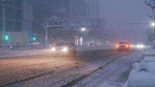 大雪纷飞下的街道车流