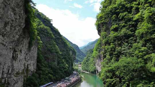 航拍夏日避暑圣地山谷河流