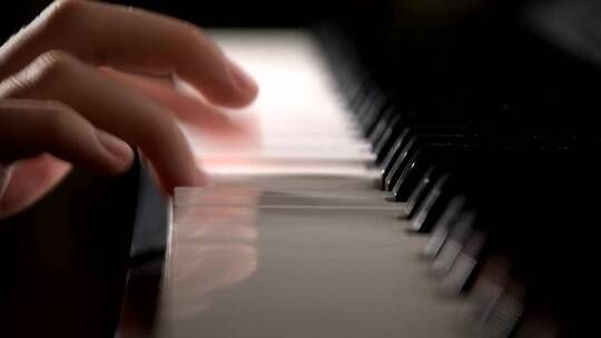 一位详细弹钢琴的音乐家的手