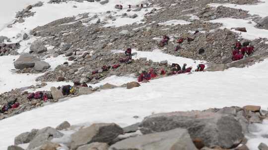 NIM受训者（徒步者）在穿越喜马拉雅山的