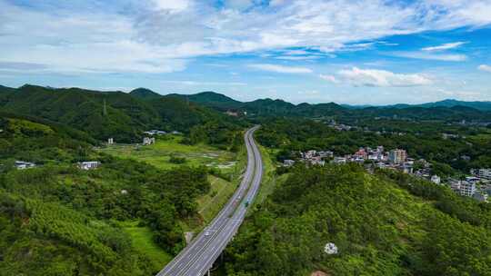 高速公路穿过山区林区森林树林村庄航拍延时