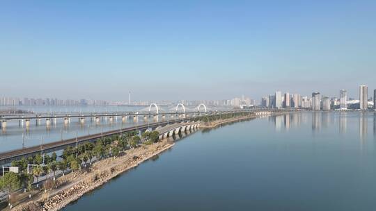 航拍一列电气化快速火车由八里湖驶入九江市