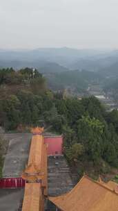 竖版航拍四川遂宁灵泉寺风景区