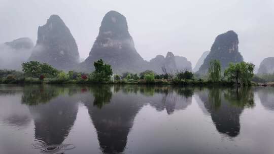 雨天湖景倒映绿树青山的宁静画面