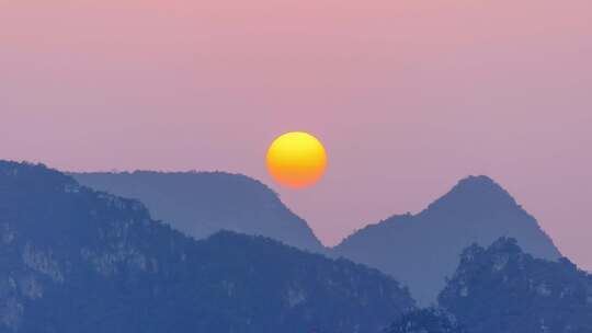 太阳在山峰之后落下-广西柳州市