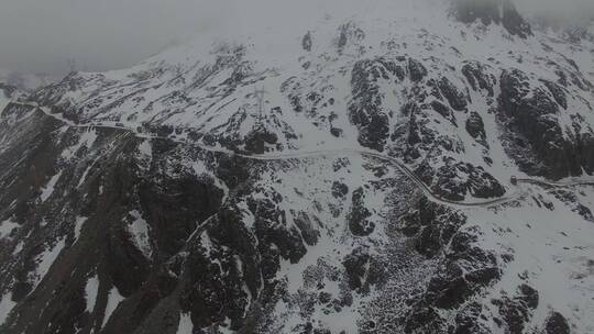 西藏暴风雪雪山山路堵车2