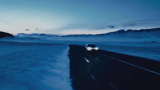 汽车行驶在冬季新疆赛里木湖雪景