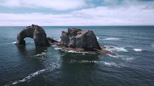 海中央岩石群的无人机镜头