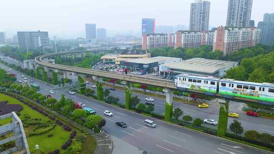 重庆城市高架轨道列车与道路车流