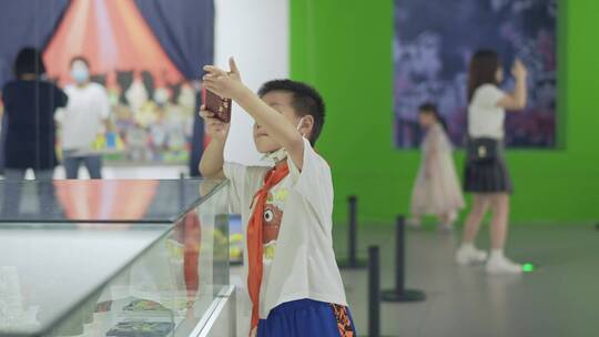 家长带孩子参观少年儿童美术馆展览画展合集视频素材模板下载