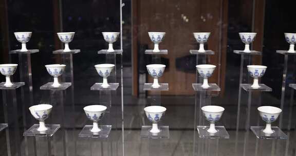 景德镇御窑博物馆陈列展示架上的青花瓷杯