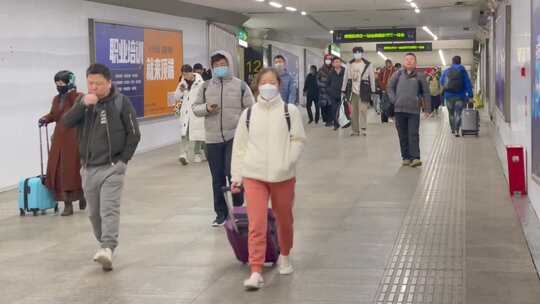 车站步行隧道出站旅客背包行李1视频素材模板下载