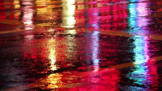 下雨的夜晚 红灯区 倒影