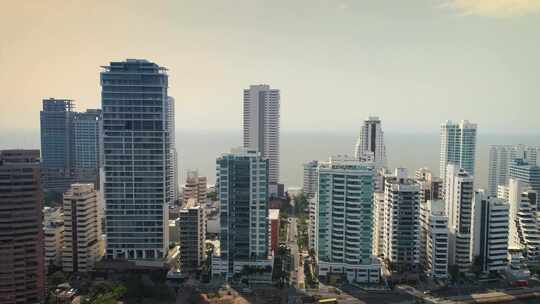 俯瞰哥伦比亚卡塔赫纳市高档公寓的空中照片。