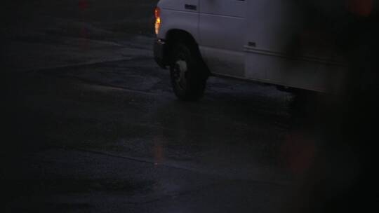 一辆货车在雨天潮湿的路上行驶