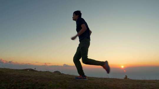 夕阳下山顶男人奔跑