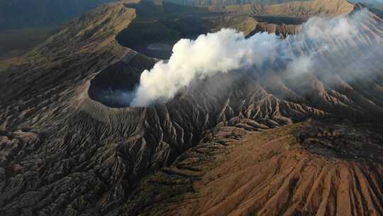 印度尼西亚布罗莫火山上的烟雾