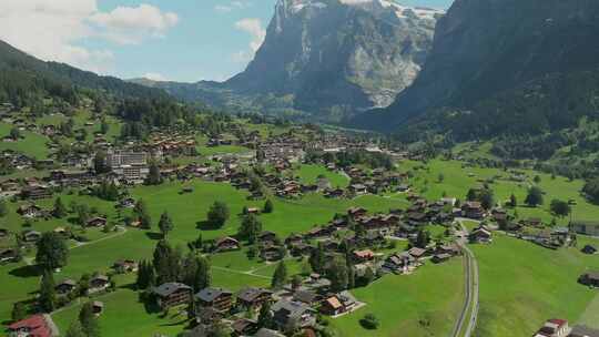 瑞士格林德沃尔德和瑞士阿尔卑斯山的滑动鸟瞰图